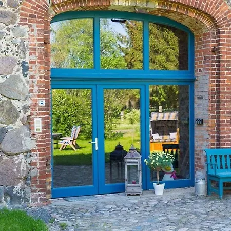 Semesterbostad Holiday Under The Thatched Roof Sietow